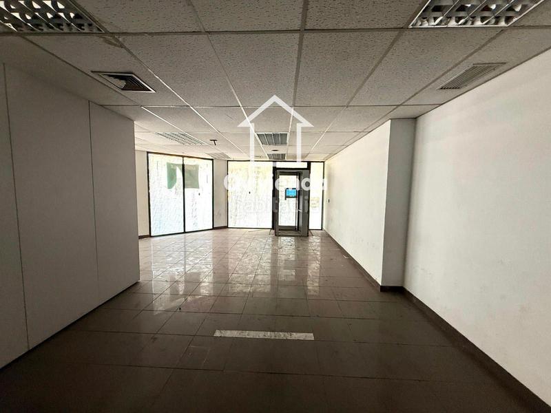 Foto 9f62ddf5-2288-419c-b7a2-177ede282cdc. Alquiler local comercial  situado en av. francesc macià en Sabadell