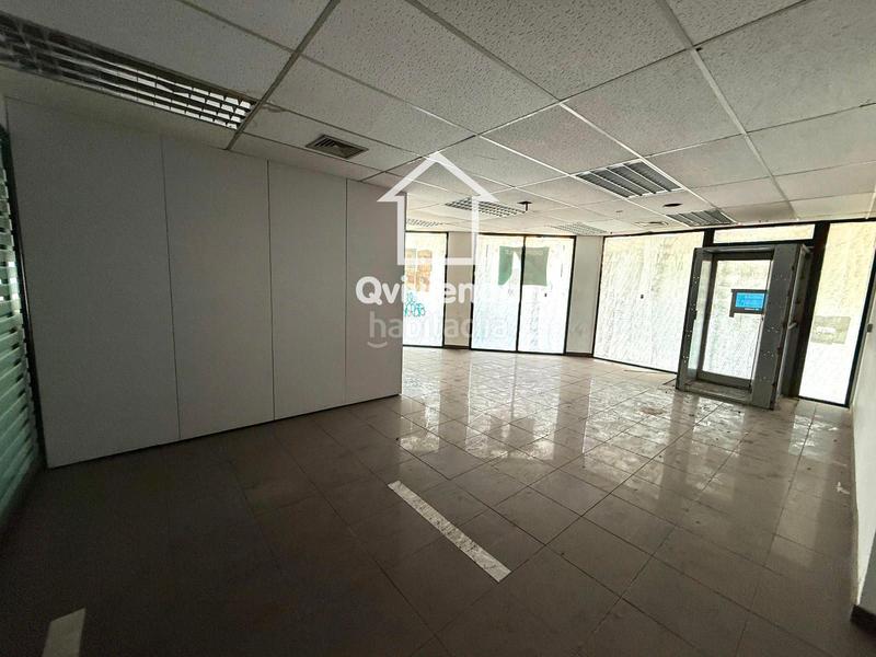 Foto d4bce570-4f45-45d9-aae9-5ef54e71cd58. Alquiler local comercial  situado en av. francesc macià en Sabadell