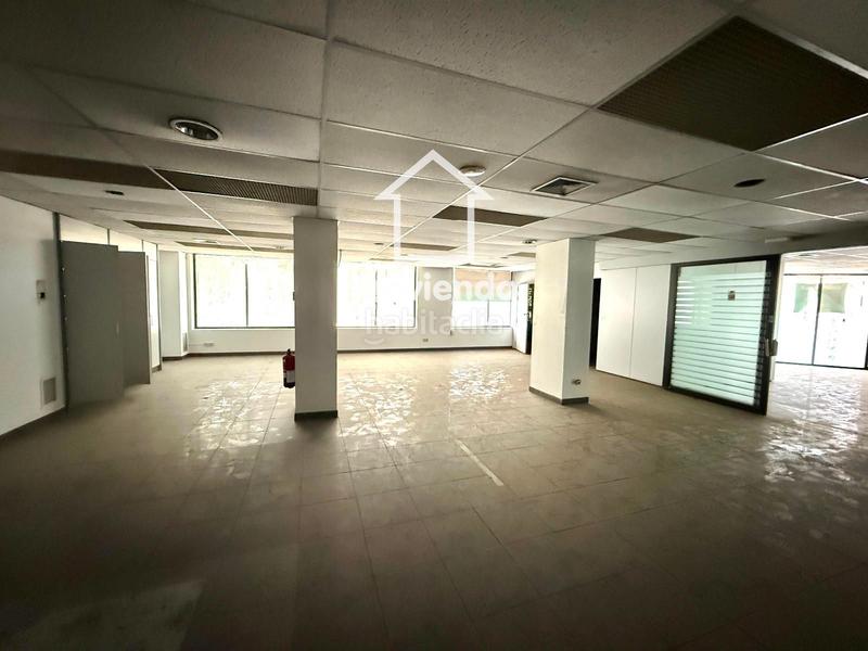 Foto e60e71ba-6c39-4bb1-a914-f07b2a5177d9. Alquiler local comercial  situado en av. francesc macià en Sabadell