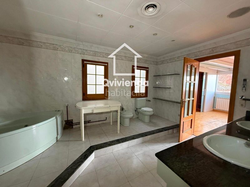 Foto a1dd4061-2748-4b52-8d84-580aea7e994c. Casa adossada amb aparcament a Vacarisses