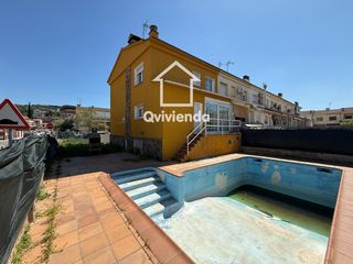 Casa adossada  Mestre pere pou. Casa con 4 hab y piscina en venta en palausolità