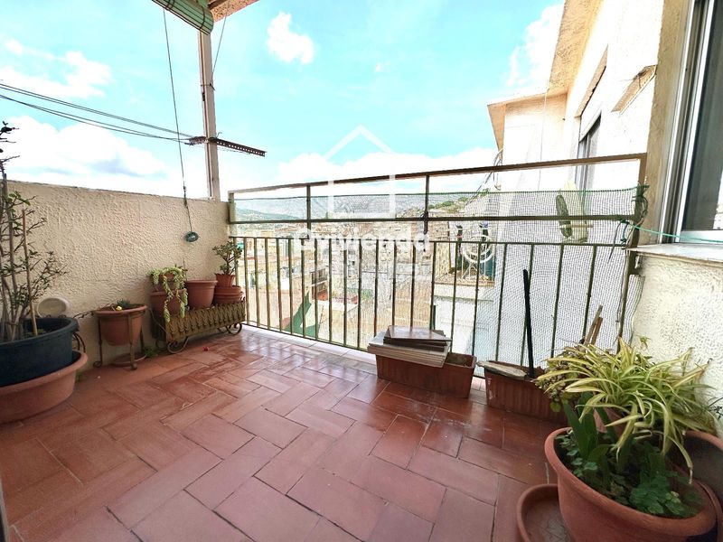 Foto 3a4fda24-2e37-4fac-9de5-90003cbb85d9. Penthouse with heating in Singuerlín Santa Coloma de Gramenet