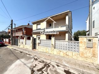 Chalet  Quinze. Casa con terreno en la florida, santa perpetua de mogoda
