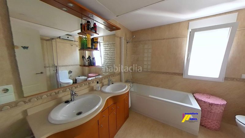 Foto e31badcf-84f6-4a8c-bec8-376d7feddd7f. Casa amb calefacció aparcament a Alfafar