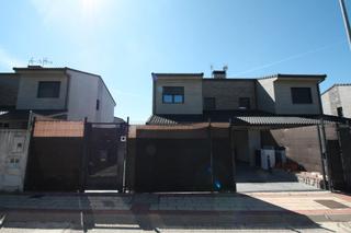 Casa aparellada  Calle pacifico
