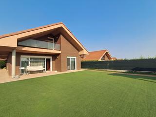 Chalet  Darbuca. Chalet en venta en urb. casasola, 4 dormitorios.