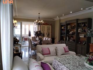 Appartement à Centro. Piso junto a gran capitán perfectamente equipado para entrar a v