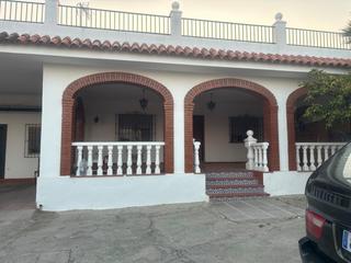 Chalet en Alcolea. Parcela con casa urbana hipotecable en alcolea
