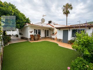 Casa a Playa Jardín. Casa pareada tipo bungalow con jardín, garaje y terraza con vist