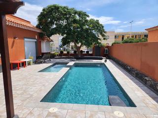 Casa  Los almendros. Villa en el madroñal