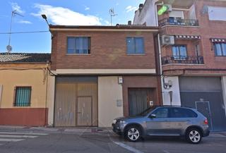 Casa  Hoyos. Ref. 180i casa con patio en íscar