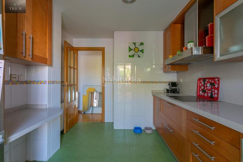 Foto d40b1151-b33c-4b49-8154-dd4ffa2dd702. Casa pareada preciosa casa , zona centro comercial nevada en Armilla