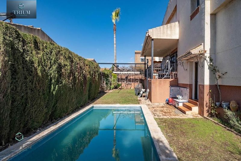 Foto f04fb2c8-2b91-4ed2-9e8b-ff8437d26e8b. Casa pareada chalet en zona rebites en Huétor Vega