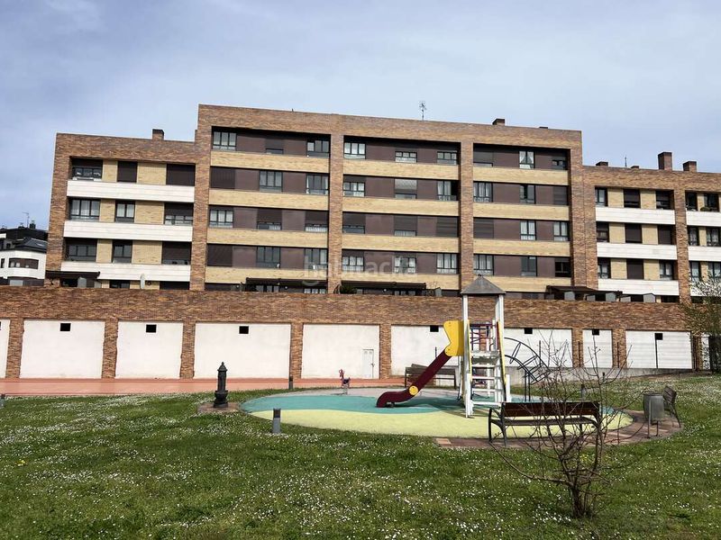 Foto 0416c1b9-2b47-4a78-9e94-8815dc27197d. Pis amb calefacció aparcament a Lugones Siero