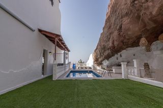 Casa aparellada a Tabaiba. Gran casa con piscina