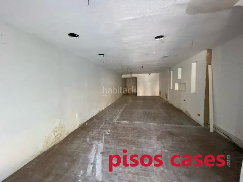 Foto b7551a3e-a169-4450-b58a-682e9fc49f87. Lloguer local comercial a plaça dels sants màrtirs 31 a Vic