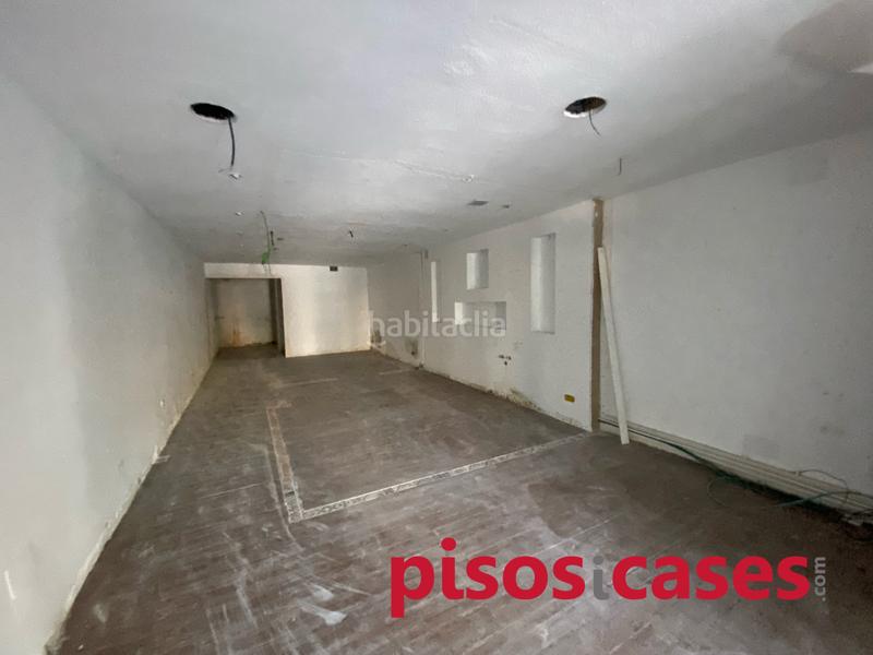 Foto cd2e10c6-e054-4372-8c1a-fb428b43b009. Lloguer local comercial a plaça dels sants màrtirs 31 a Vic