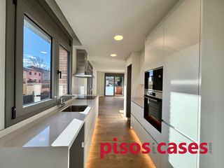 Pis a Carrer josep ventura 51. Pis de 4 habitacions i 2 wc. Obra nova
