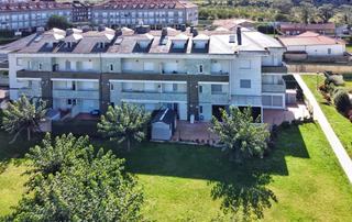 Pis a Suances - cl quintana 104. Planta baja de tres habitaciones con jardin , terraza y porche .