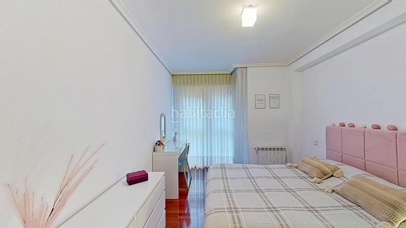 Foto 4117d12f-ee73-4706-99c1-5e1bfafbe452. Piso dúplex luminoso y bien situado en la zona castillahermida en Santander