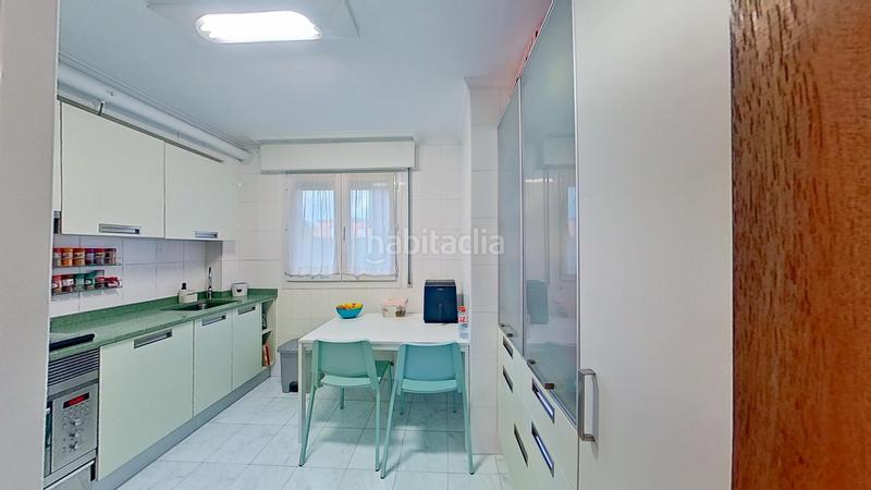 Foto 9a534460-de5f-455d-998c-682e222b0e97. Piso dúplex luminoso y bien situado en la zona castillahermida en Santander