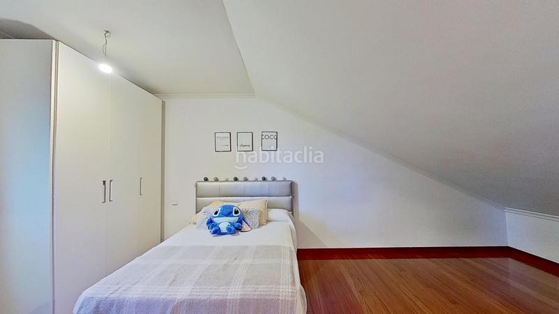 Foto c9cc16d0-5ca6-415a-9025-ac5852bc975f. Piso dúplex luminoso y bien situado en la zona castillahermida en Santander