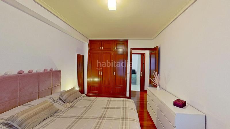 Foto d67bece6-02a6-4533-b336-c687489752e5. Piso dúplex luminoso y bien situado en la zona castillahermida en Santander