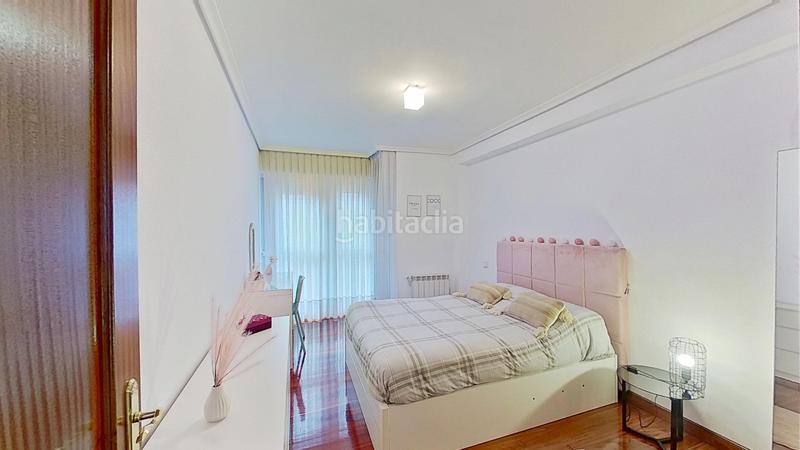 Foto f5429a64-fe25-4fe2-a83b-9f9456261f76. Piso dúplex luminoso y bien situado en la zona castillahermida en Santander