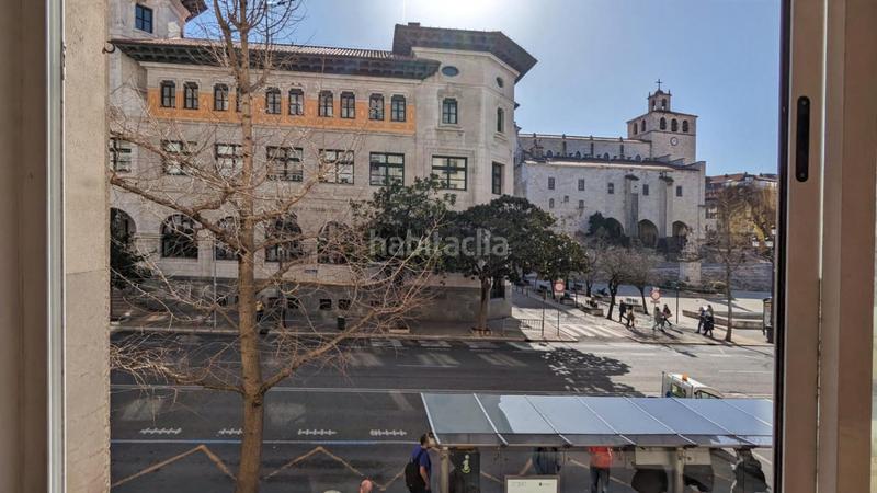 Foto f3b9477c-ce3f-4885-a5e2-9279e6eed208. Location local commercial dans Centro - Ayuntamiento Santander