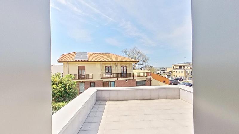 Foto c67c62a1-2e7f-48e9-9176-108a6bf36999. Casa amb aparcament a Alisal - San Román Santander