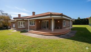 Maison  Cacicedo - calle la corraliega. Amplia casa en planta baja con porche y garaje en camargo