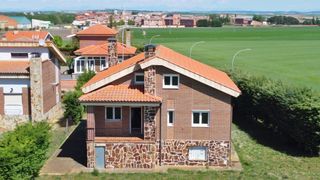 House  Carrión de los condes - urbanizacion mirador de la vega. Vivienda independiente con jardín y garaje en carrión de los con