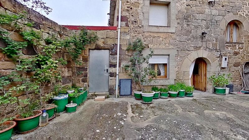 Foto 1685652d-64aa-4533-aedc-437ca57d3ef3. Casa pareada casa de piedra con jardín privado en el centro de polientes en Valderredible