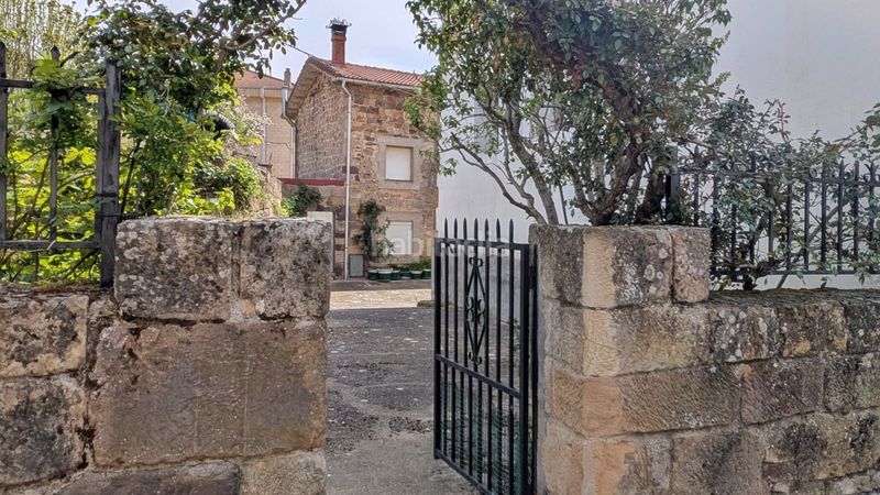 Foto acd3b3ec-3ede-461f-ab0a-f5a81dcf987f. Casa pareada casa de piedra con jardín privado en el centro de polientes en Valderredible