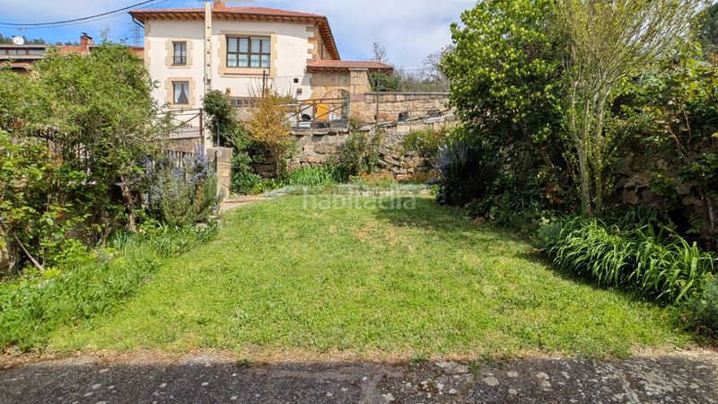 Foto e09c7399-2dbf-4e06-8172-21bdba9079b0. Casa pareada casa de piedra con jardín privado en el centro de polientes en Valderredible
