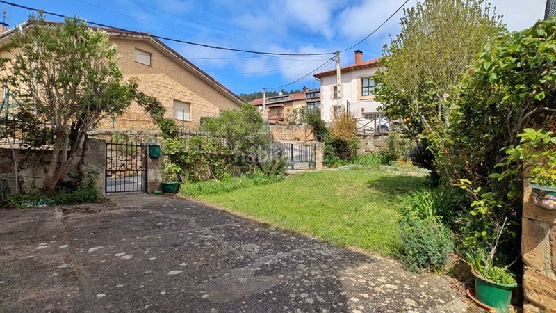 Foto f022a941-d72d-48ac-a300-c7a57327ab7d. Casa pareada casa de piedra con jardín privado en el centro de polientes en Valderredible