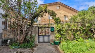 Casa bifamiliare  Polientes - peñalosa. Casa de piedra con jardín privado en el centro de polientes