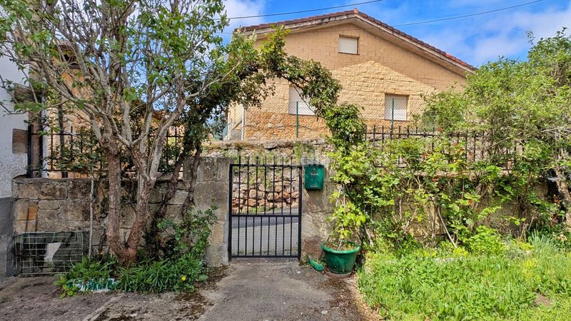 Foto f73c6958-7ddb-44b1-aaa9-90e01de3afa0. Casa pareada casa de piedra con jardín privado en el centro de polientes en Valderredible