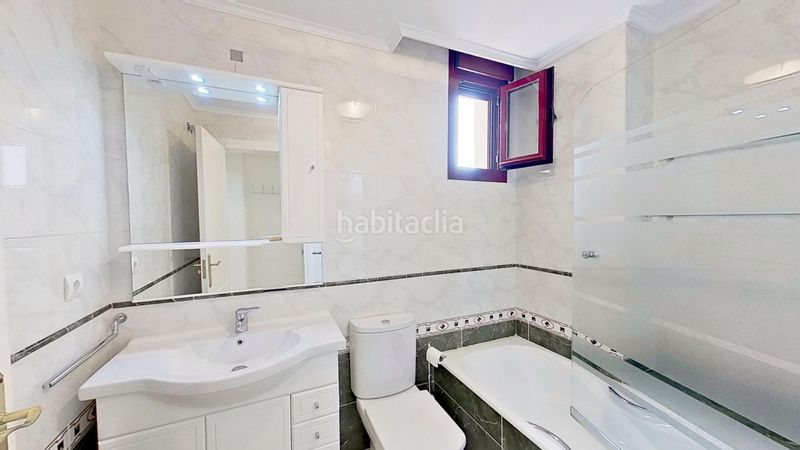 Foto 50da913f-081c-4ab0-bf3d-e9f0e289631f. Àtic amb calefacció aparcament piscina a Los Castros Santander