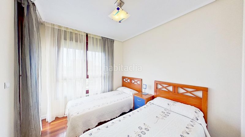 Foto 9f81e406-0abd-4b79-bae9-a250d12308ce. Àtic amb calefacció aparcament piscina a Los Castros Santander