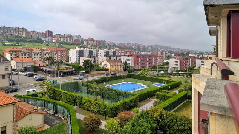Foto a134d58d-bdd9-46f3-9646-360fd634790b. Àtic amb calefacció aparcament piscina a Los Castros Santander