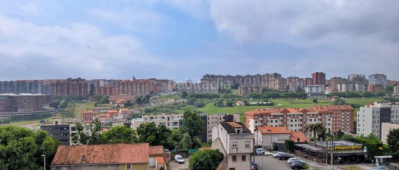 Foto ed3cdee0-6fe5-4ec8-9489-ea7c3850eafa. Àtic amb calefacció aparcament piscina a Los Castros Santander