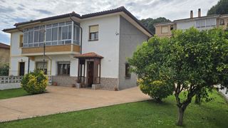 Casa bifamiliare in Reocín. Pareado con jardín de cuatro habitaciones en puente san miguel