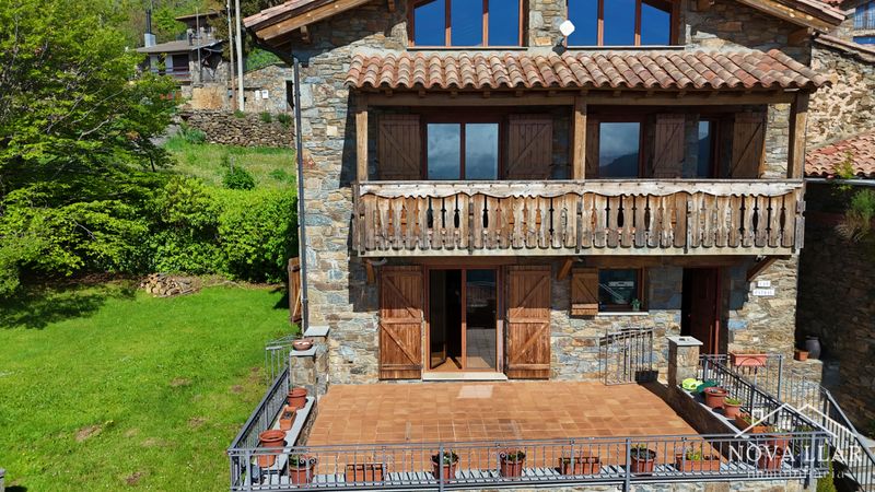 Foto df1bbb84-f554-4932-9c9b-a3e8bc3671c0. Casa aparellada amb xemeneia calefacció aparcament a Vilallonga de Ter