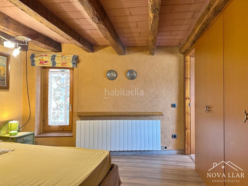 Foto ebb92fac-4a0c-45b8-9a2e-4e9d1b137f90. Casale con camino riscaldamento parcheggio in Llosses (Les)