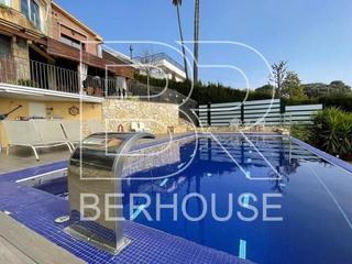 Chalet in Premi de Dalt. Chalet con ascensor, piscina privada y vistas al mar. dispone de