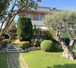 Haus in Masnou Alt. Magnífica casa esquinera con jardín de 200m y vistas al mar