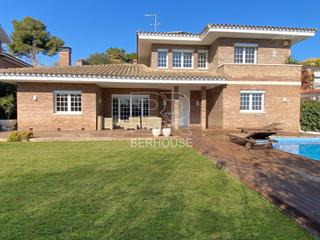 Chalet in Califòrnia-Santa Madrona. Chalet con piscina privada y vistas al mar en masnou centro