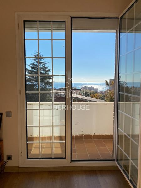 Foto b35deaea-e4e5-4c9d-8264-c5a7728542fe. Chalet con riscaldamento parcheggio piscina in Califòrnia-Santa Madrona Masnou (El)