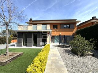 Haus in Vallromanes. Chalet con jardn y piscina privada